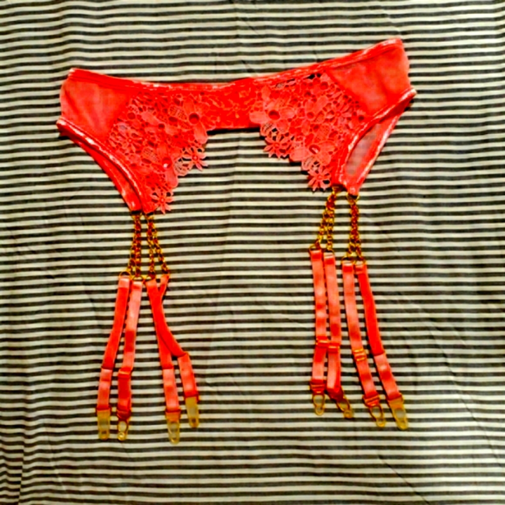 Garter belt 💛💛💛